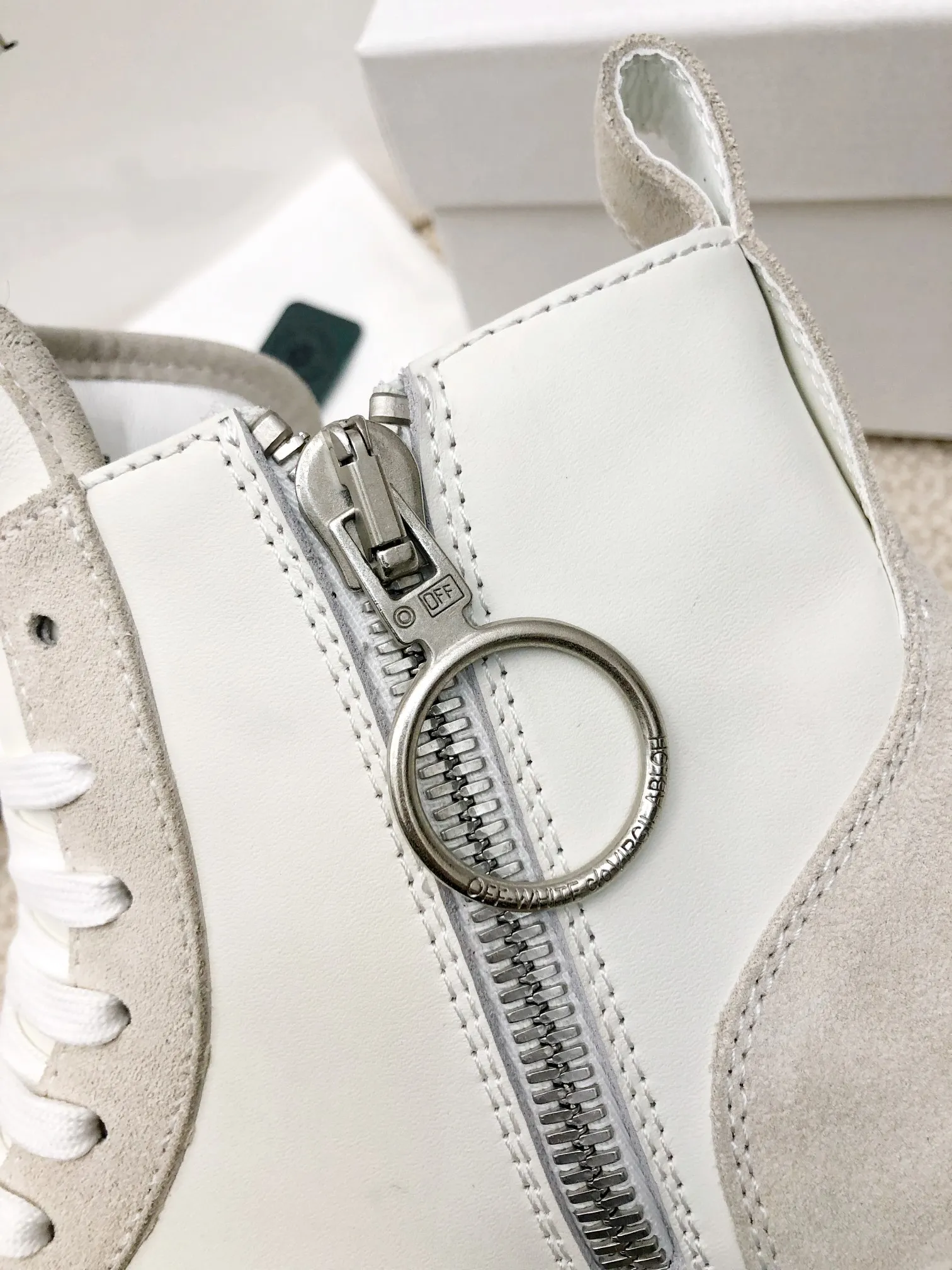 Men's men's shoes P540! 🌈🌈OFF WHITE🌈🌈 ⚡️Couple model⚡️🍓New color🍓 👉Ex-factory price: 130-45 The latest Gaobang street casual Martin style masterpiece, released the highest quality version on the market 👊 Series original mold opening, original lasting, production technology 1:1 original ➰🔜The best choice for more and more celebrities and Internet celebrities🔸In classics Change🔸Innovate in the trend🔸Strive to break away from the shackles of bad street design🔝Although he is not the originator of fashion design, he is definitely a shining dark horse in avant-garde design🐴🆙Do not follow the trend🔅Not universal beauty🔅 Fabric💯First-layer cowhide/suede Lining💯cowhide lining Foot pad💯Original molded high-elastic environmentally friendly molding pad Midsole💯Original lasting process Outsole💯Rubber outsole Packaging💯Full set of packaging synchronized with the official website (brand wrapping paper, brand certificate, brand cloth bag)